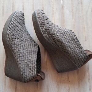 Bernie Mev Gem FUN Woven Bronze Metallic Stretch Wedge Platform Ankle Booties